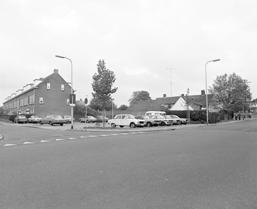 882096 Gezicht op een braakliggend terrein op de hoek van de Schouwweteringstraat (links) en de David van Mollemstraat ...